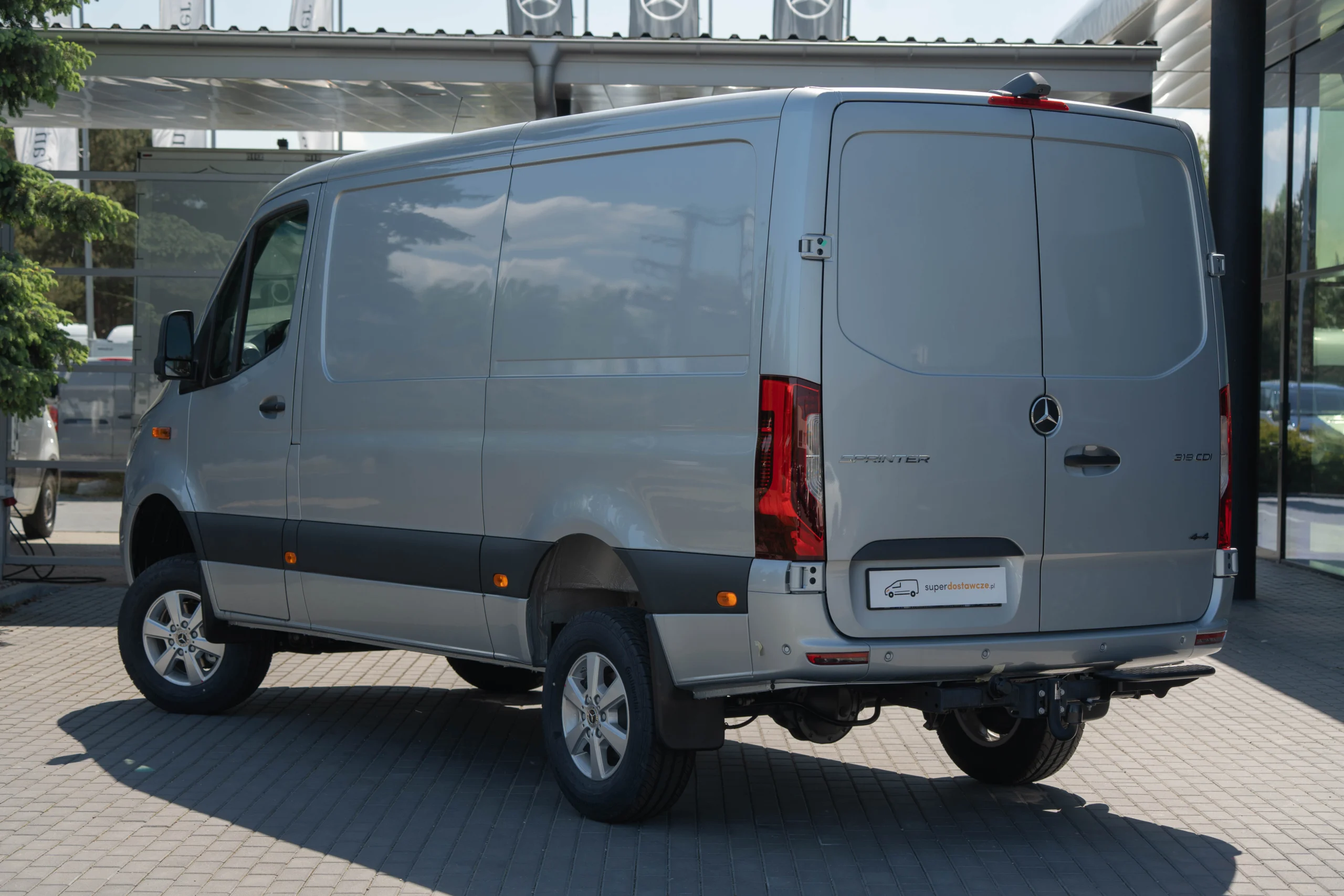 Dostawczaki w służbie specjalnej – auta dla straży, służb technicznych i komunalnych