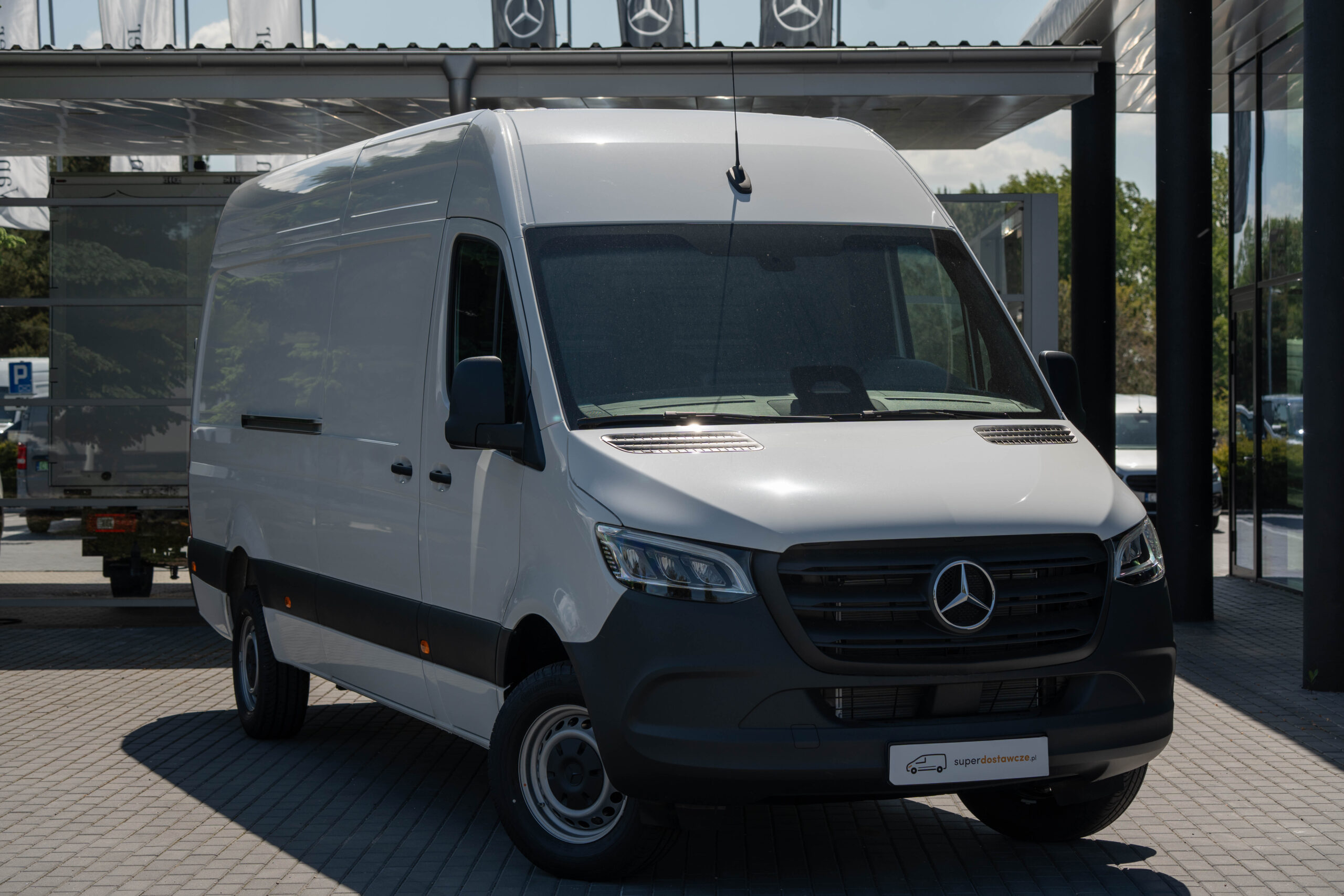 Duże dostawczaki w transporcie międzynarodowym – co wybrać?