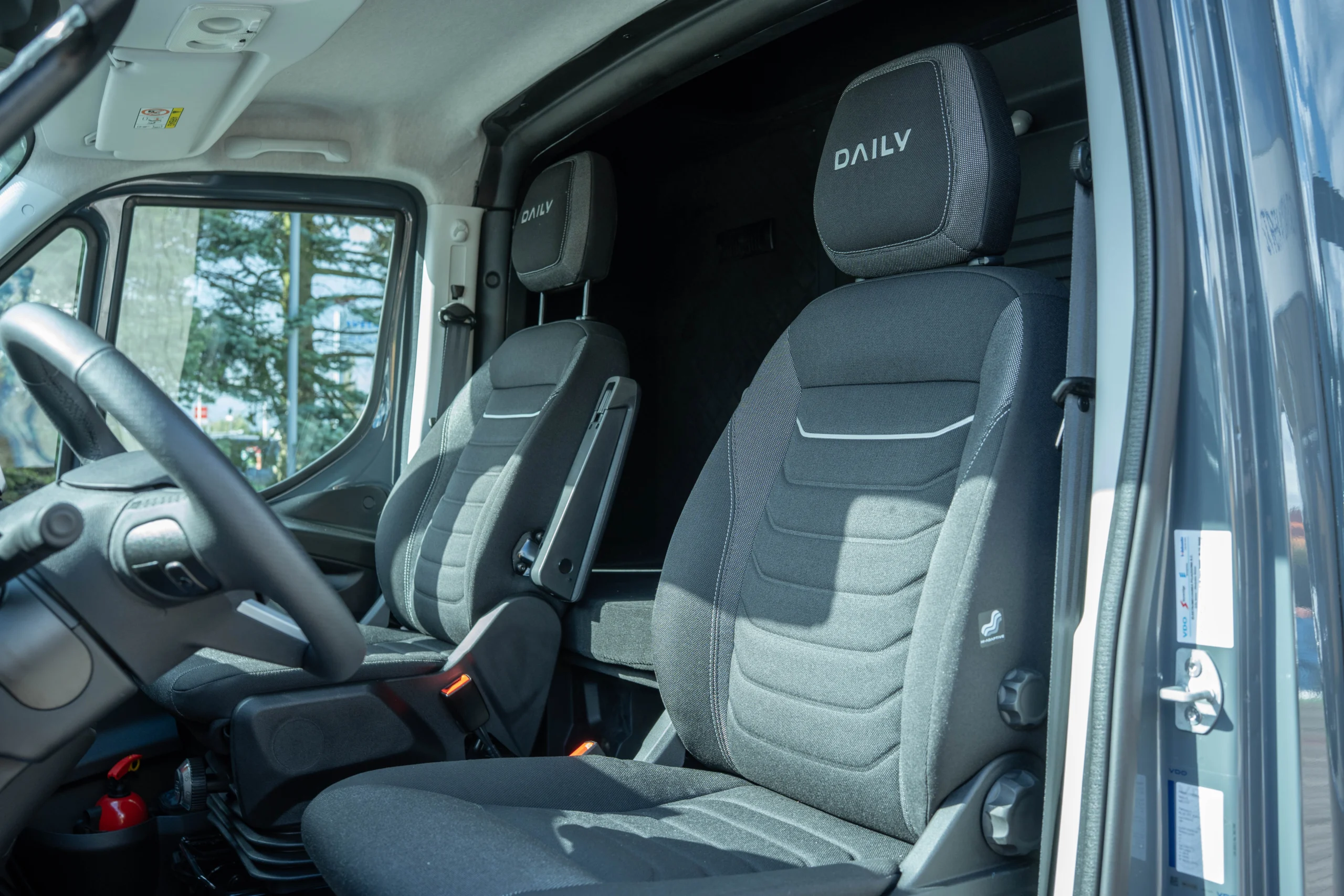 Komfort kierowcy w trasie: Jak urządzić idealną kabinę samochodu dostawczego?