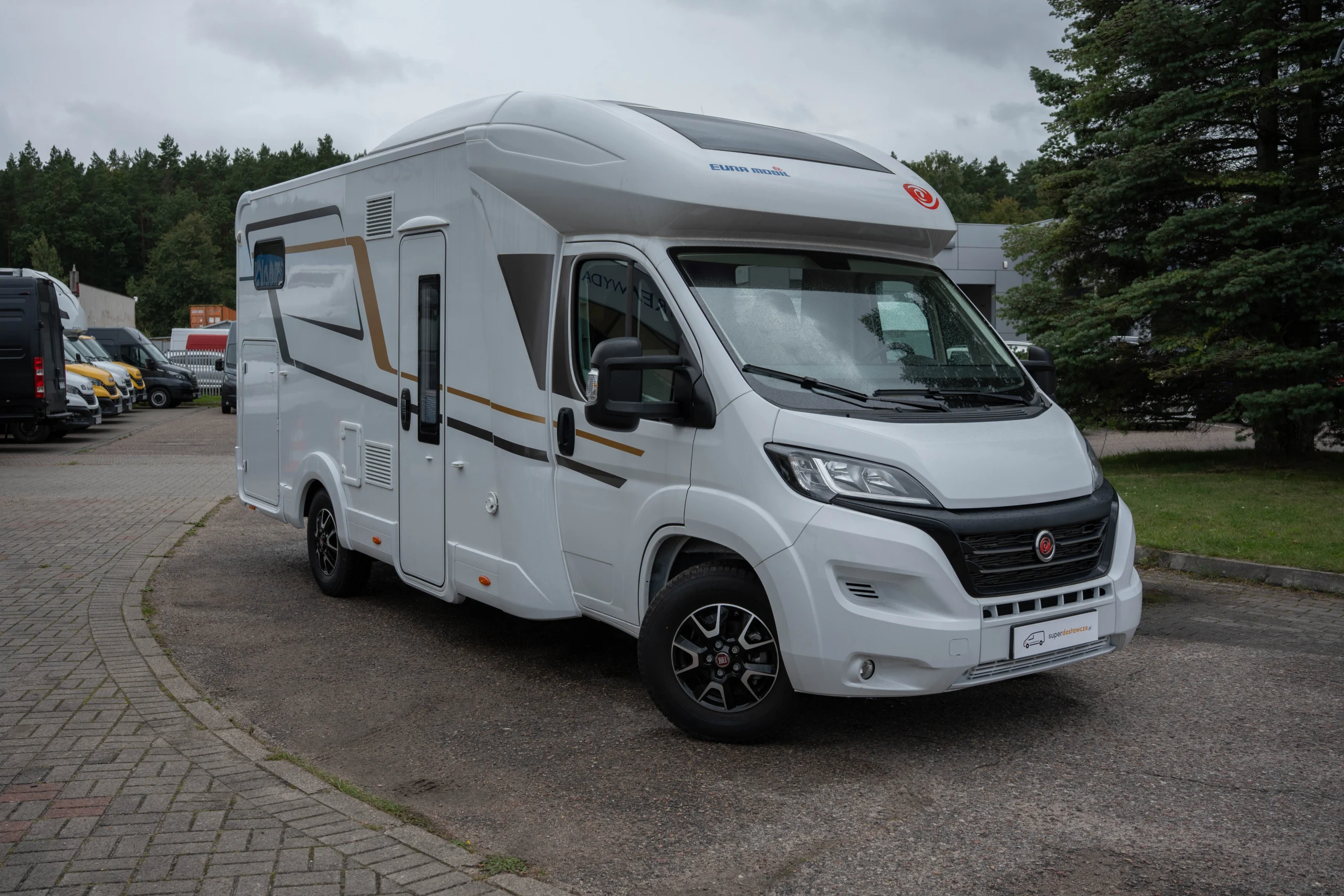 Kampery na bazie dostawczaków – jak zbudować mobilny dom na kołach?