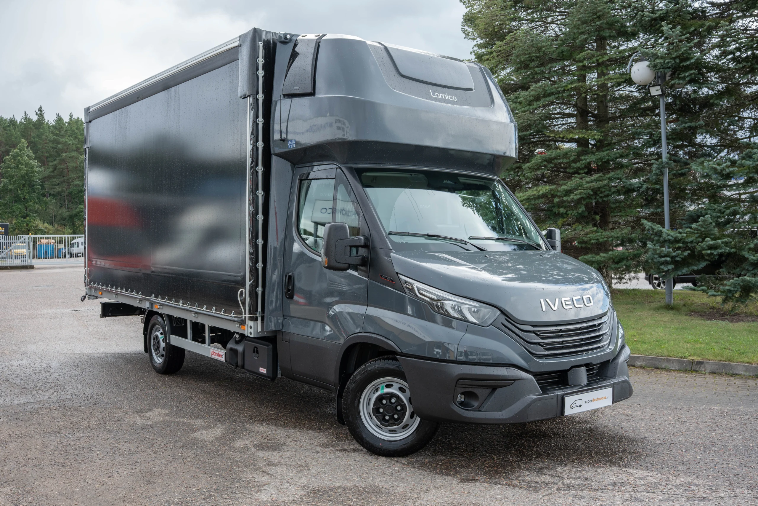 Samochody dostawcze do chłodni – jak dobrać odpowiedni model i zabudowę?