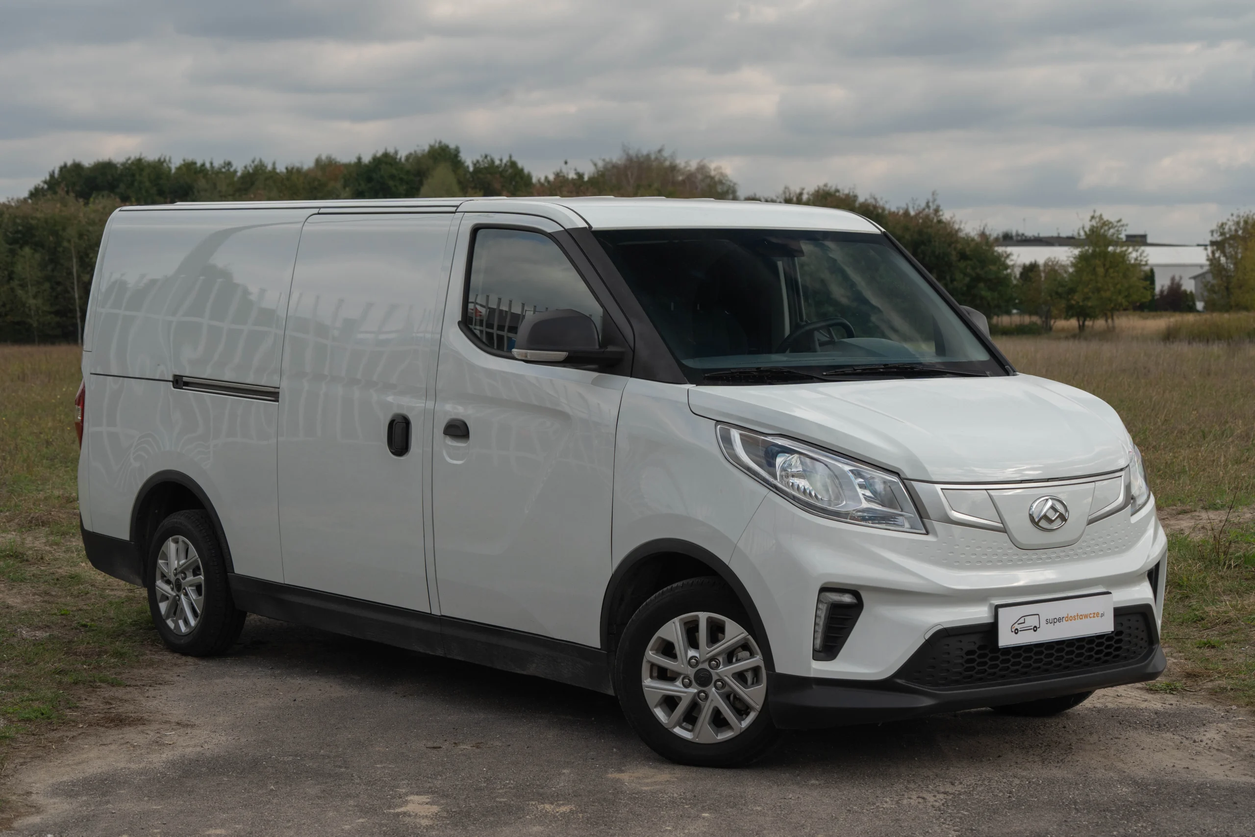 Diesel, elektryk czy hybryda – co się bardziej opłaca w dostawczaku w 2025 roku?